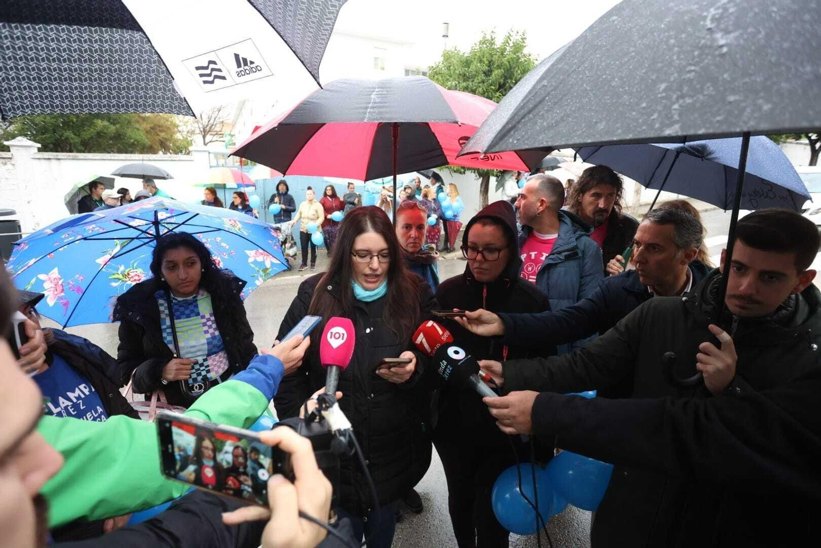 Un momento de la comparecencia de las familias ante los medios. Un momento de la comparecencia de las familias ante los medios.