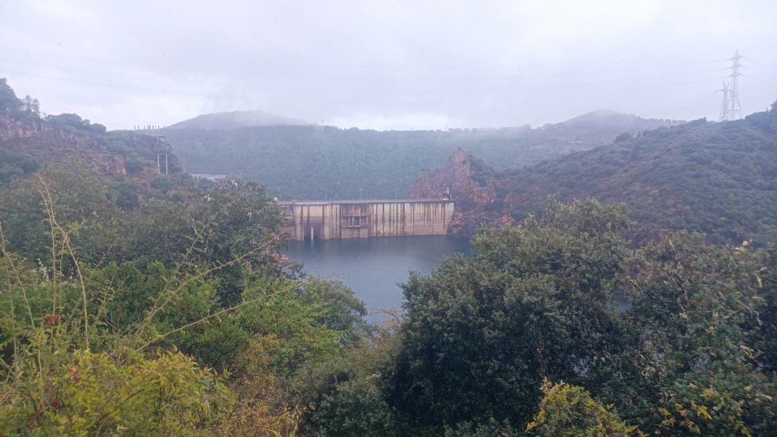El muro del embalse de Bárcena.