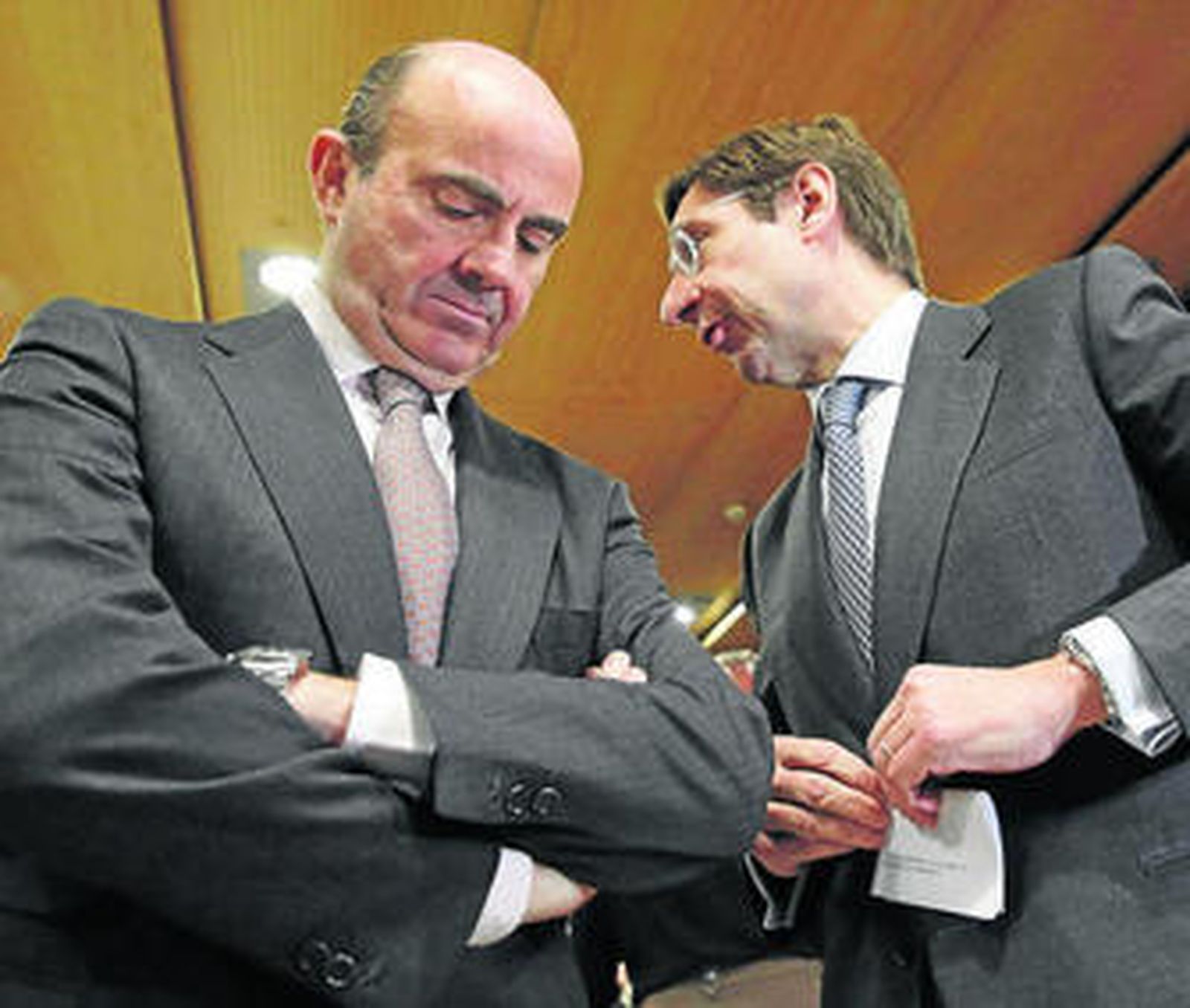 Luis de Guindos y José Ignacio Goirigolzarri, presidente de Bankia, en un encuentro a finales de 2012.