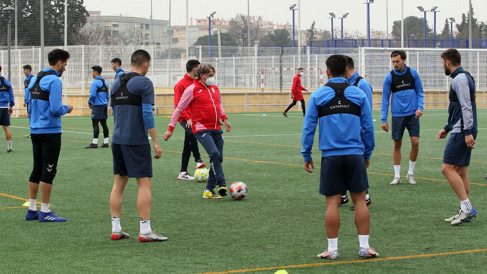 El técnico del Xerez CD participa en un rondo con varios jugadores.