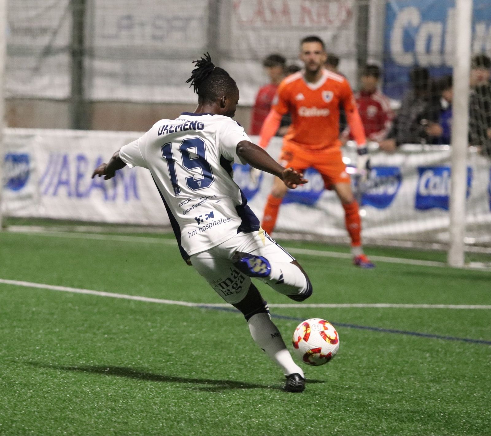 Ernest da un pase de gol.