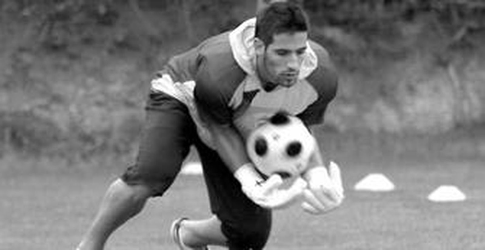 Casilla bloca el balón durante un entrenamiento con el Cádiz.