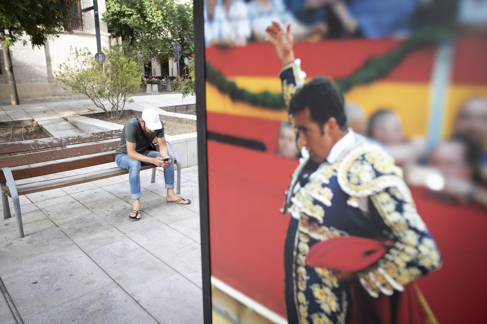 Las imágenes de la nueva exposición al aire libre que rinde homenaje a “El Fandi” en Granada