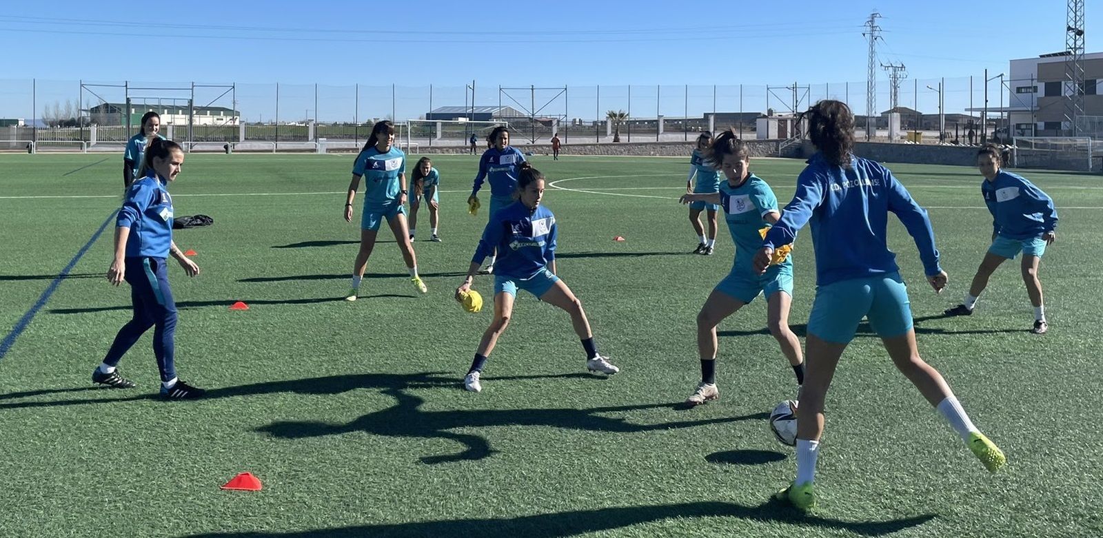 Las jugadoras del Pozoalbense se ejercitan en un entrenamiento.