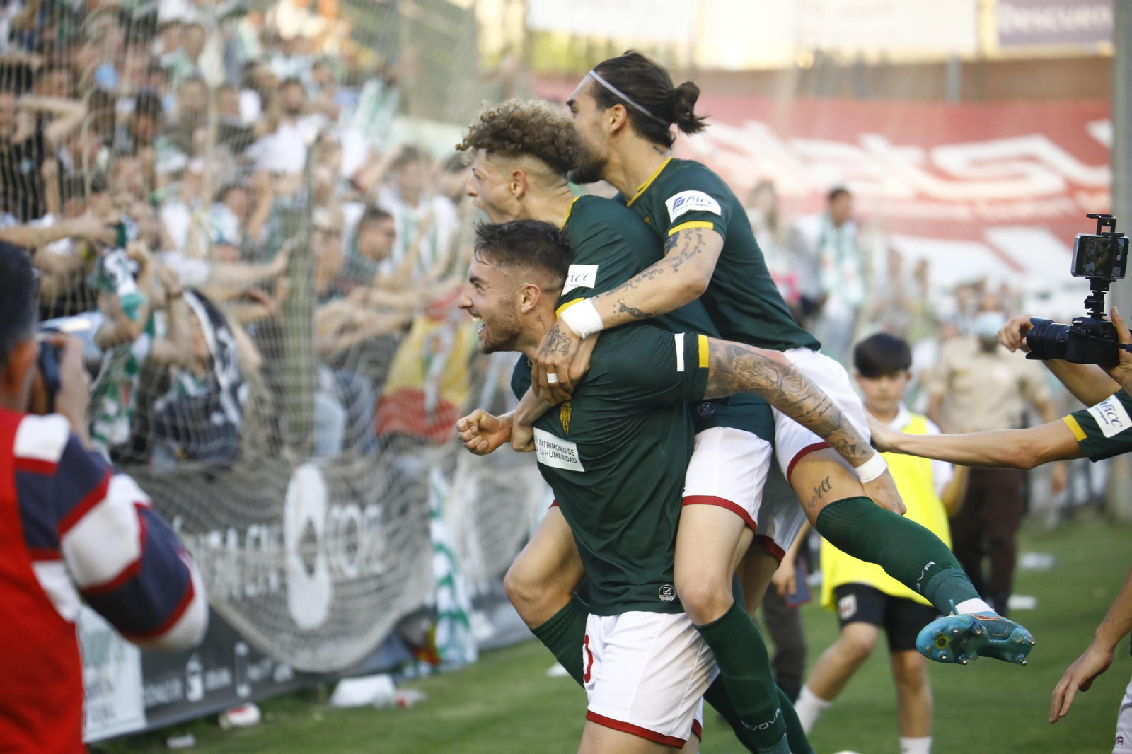 El CCF celebra su ascenso en el Romano de Mérida , feudo al que volverá este sábado.