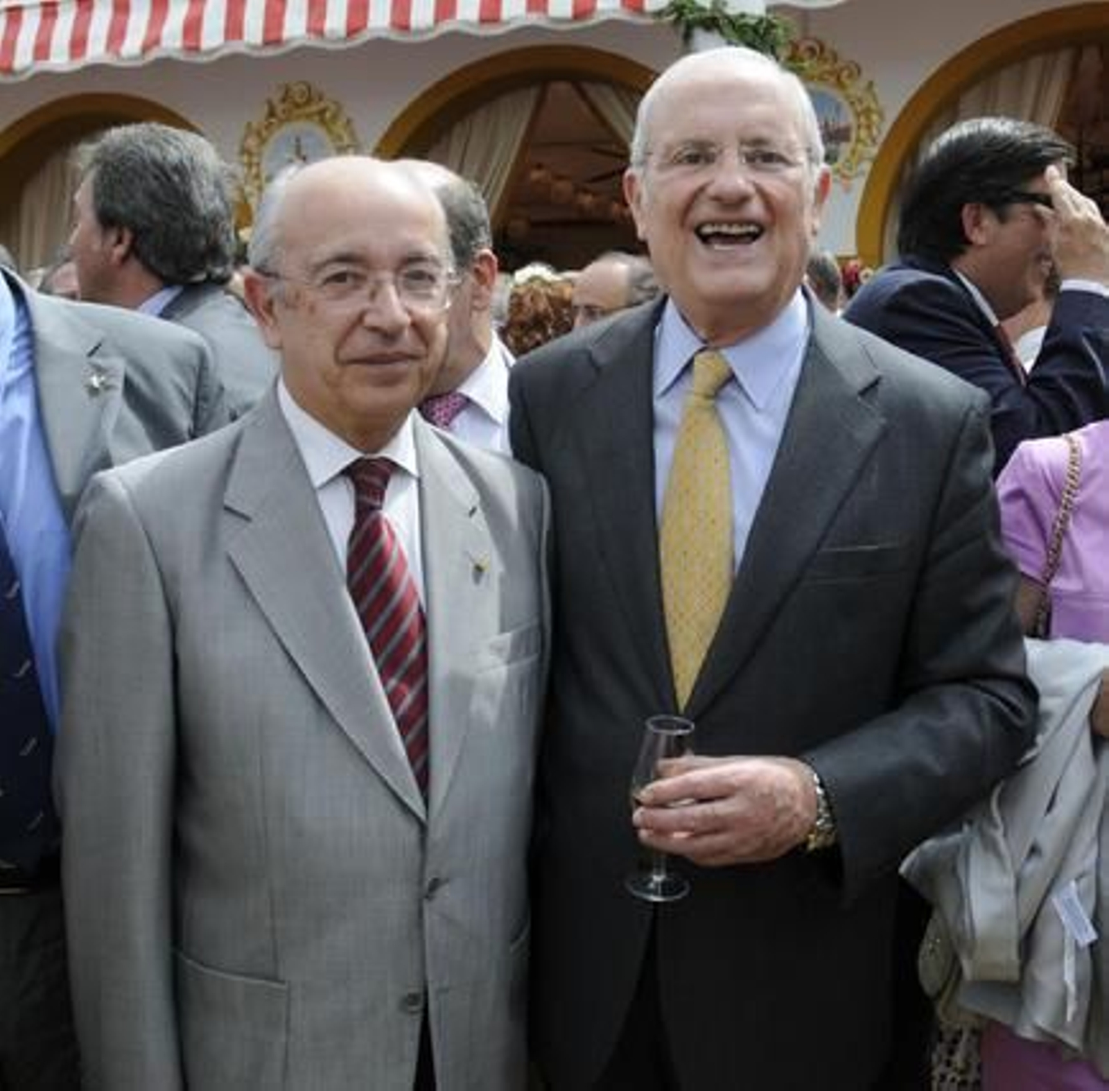 Los ex alcaldes de Sevilla, Manuel del Valle y Luis Uruñuela en un momento de la recepción.

Foto: Juan Carlos Vázquez