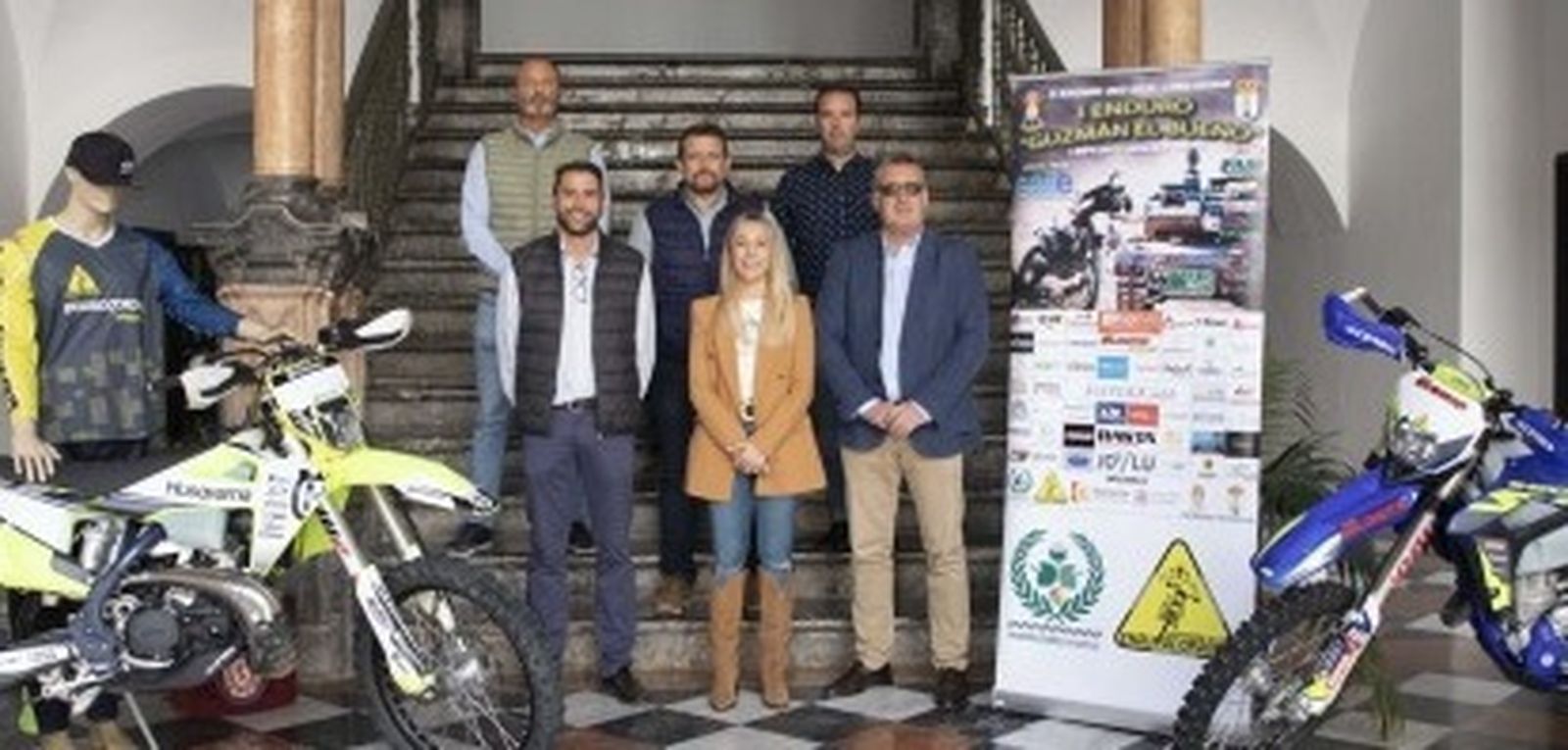 Las autoridades, durante la presentación de la prueba.
