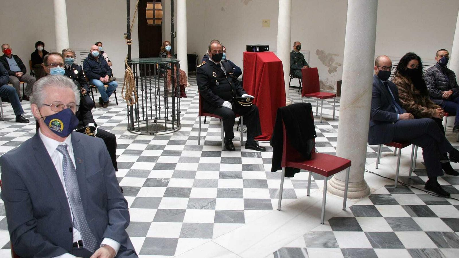 El acto se ha celebrado en el patio del Palacio de Purullena, con la presencia de autoridades y representantes de distintas entidades.