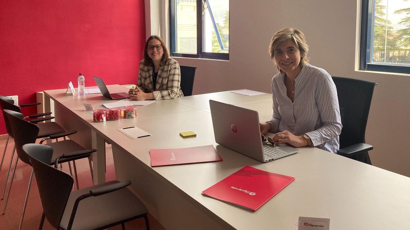 Profesionales del tejido empresarial acompañan a jóvenes que quieren emprender a través de sus programas.