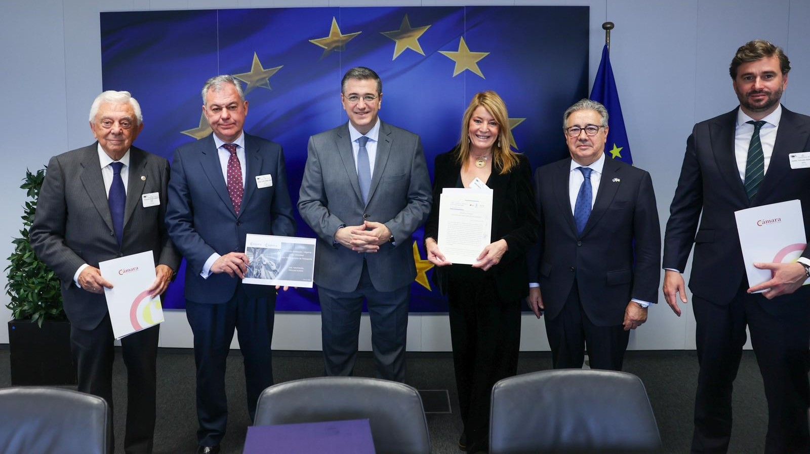 Autoridades sevillanas y onubenses con el comisario europeo de Transportes, Apostolos Tzitzikostas.