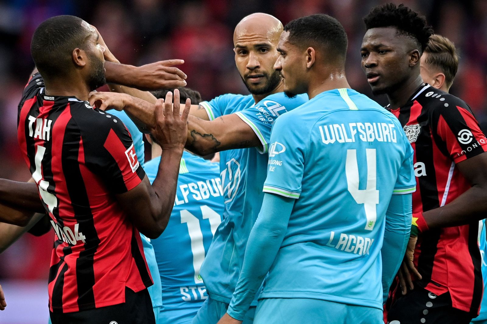 Jonathan Tah se encara con John Brooks durante el Leverkusen-Wolfsburgo.
