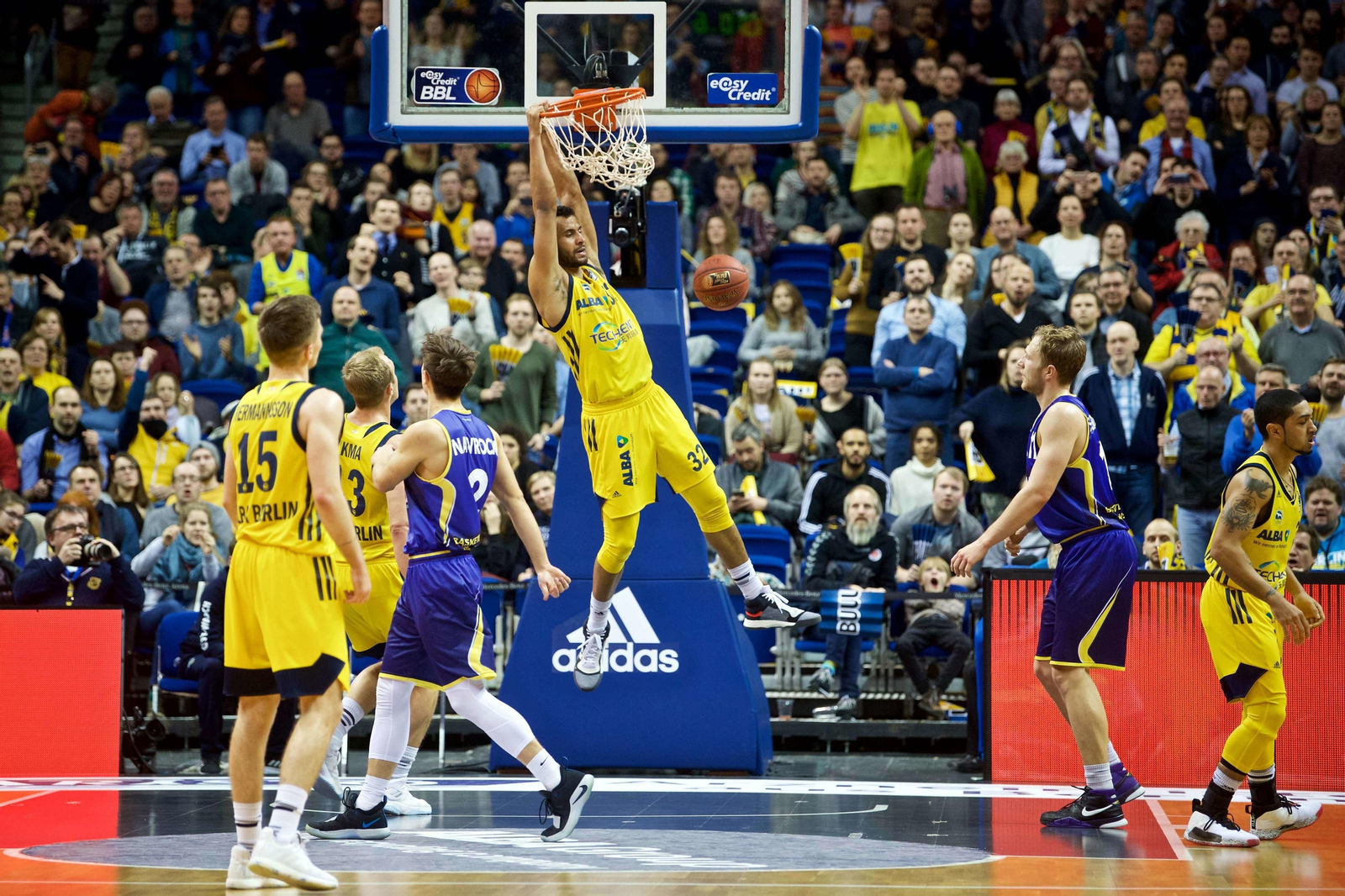 Thiemann realiza un mate frente al Braunschweig.