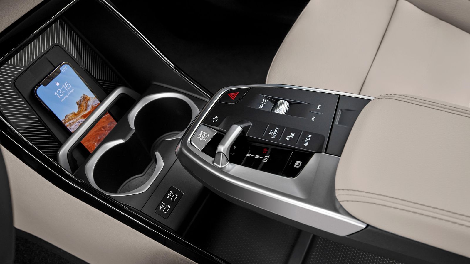 La caja de cambios automática es de serie en los X1, aunque BMW propone dos opciones, una con mayor control por parte del conductor y que pretende ser más deportiva, y ésta con la posibilidad de reducir una marcha con la palanca de selección.