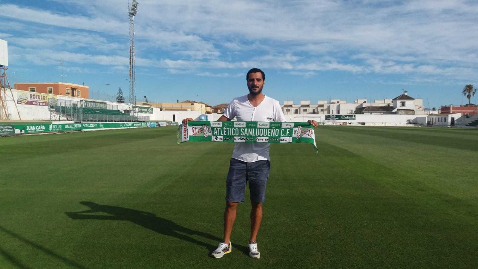 Dani Güiza posa con la bufanda del Sanluqueño en El Palmar tras anunciarse su renovación.