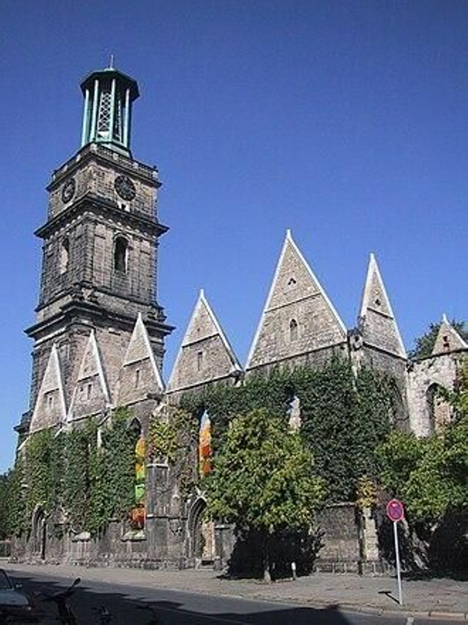 La Aegidienkirche no fue reconstruida y sus ruinas se mantuvieron como un memorial a la Segunda Guerra Mundial. Hannover La Aegidienkirche no fue reconstruida y sus ruinas se mantuvieron como un memorial a la Segunda Guerra Mundial. Hannover