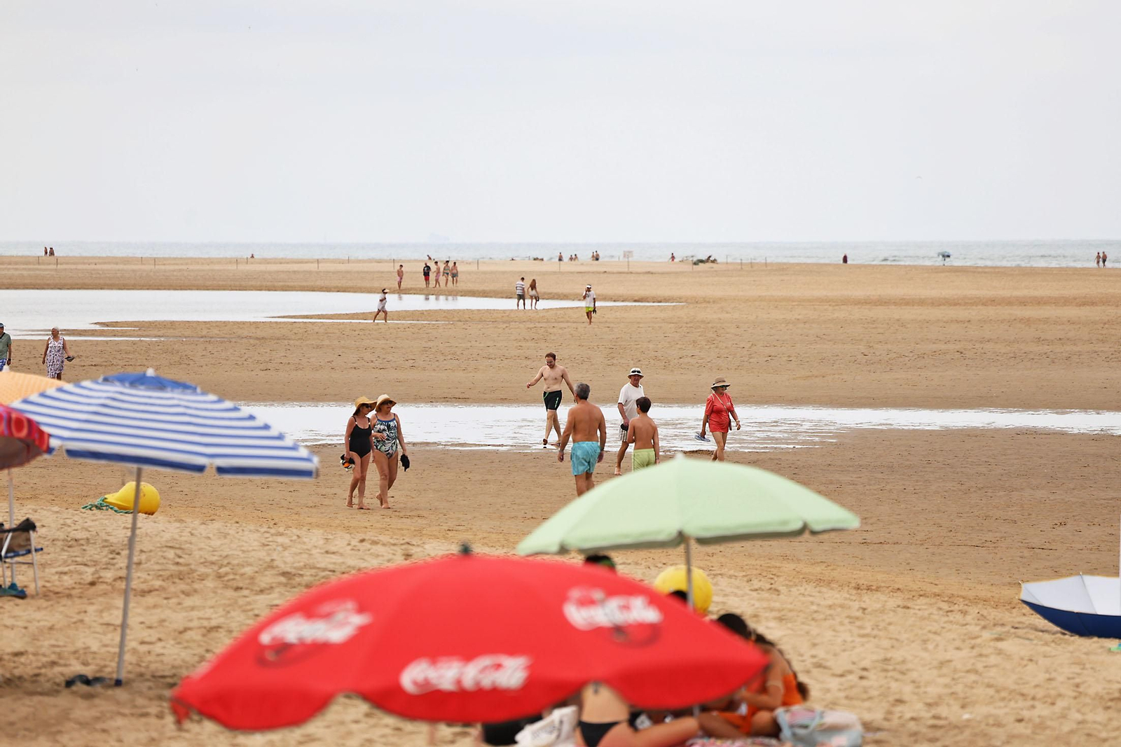 Imágenes del ambiente en las playas de Huelva en la mañana de domingo