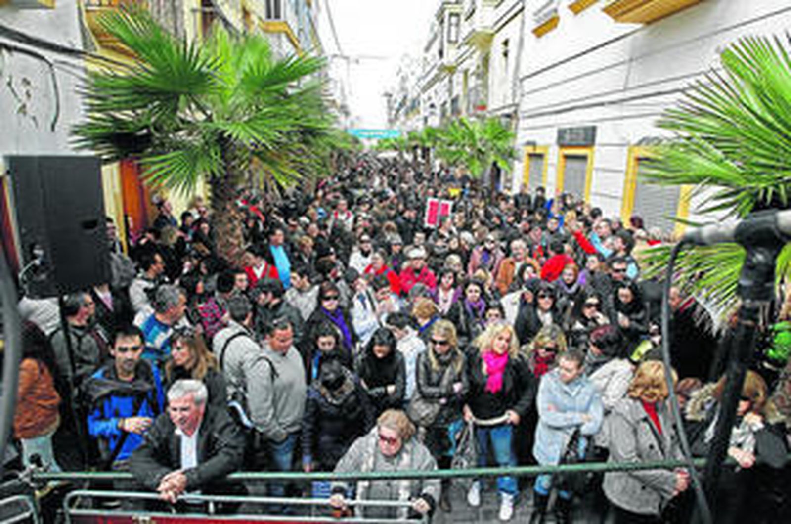 Gaditanos y foráneos durante la última erizada popular que se celebró en el castizo barrio de La Viña