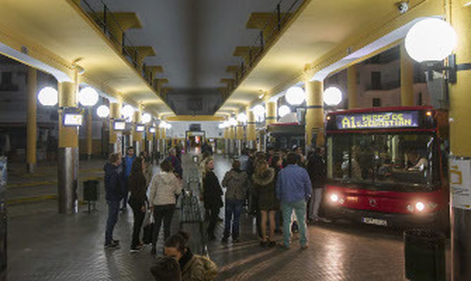 Un autobús nocturno en la estación del Prado. / Antonio Pizarro