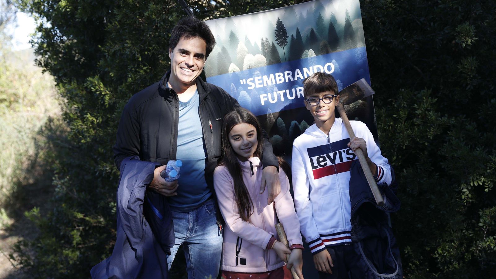 Jornada de reforestación en El Palancar por trabajadores de Acerinox, en imágenes