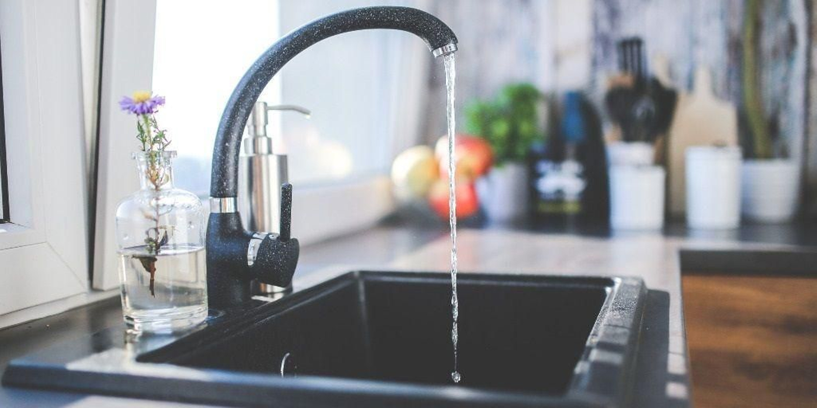 Grifo de agua abierto. Grifo de agua abierto.