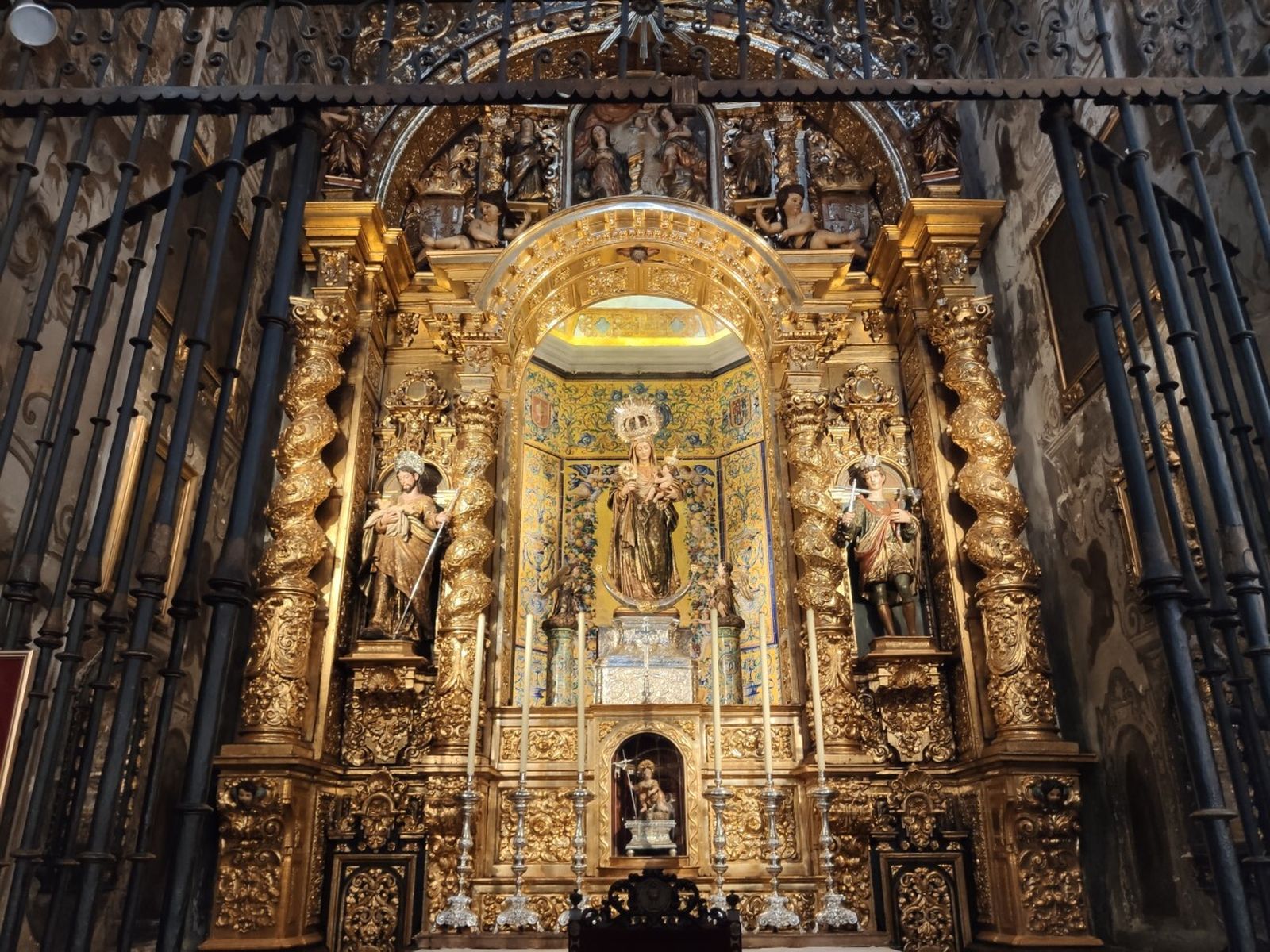 La Virgen del Amparo ya se encuentra entronizado en su retablo restaurado.