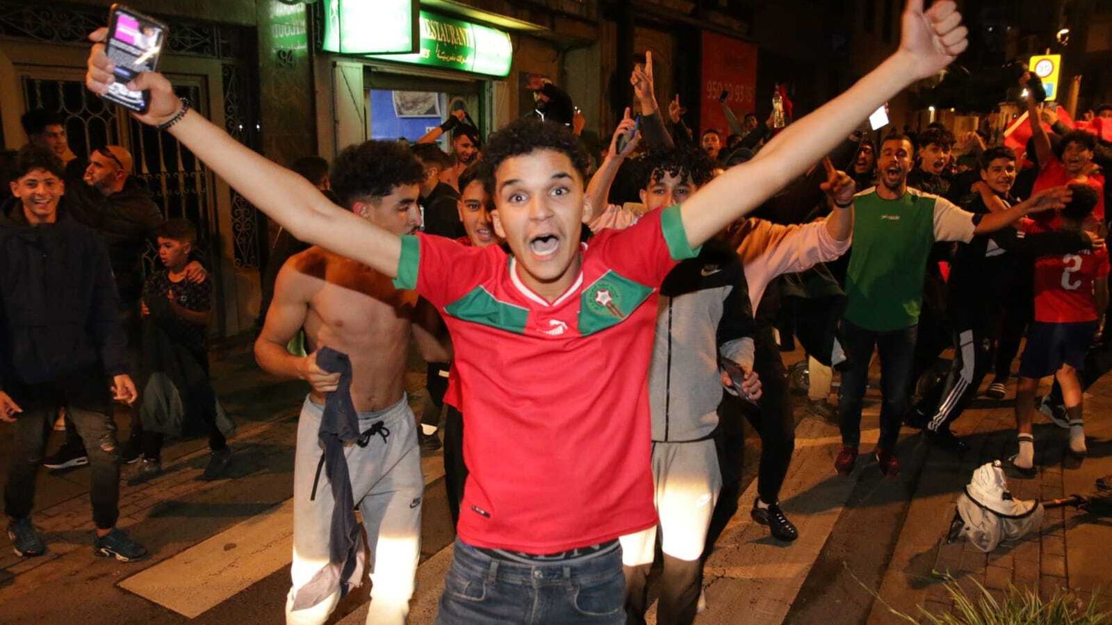 Jóvenes marroquíes en la calle Real de Almería.