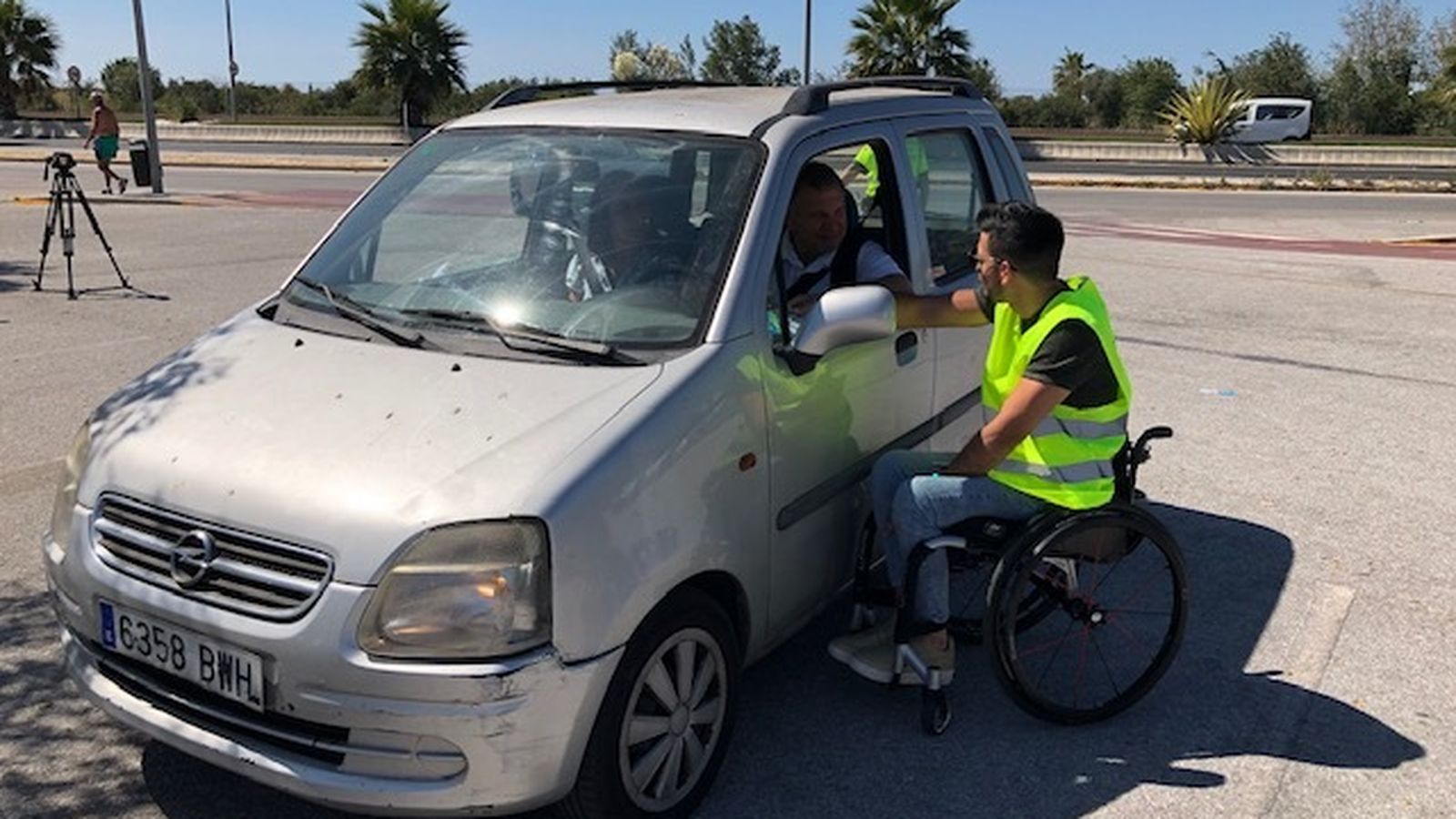 José Antonio Rueda conversa con el conductor de un vehículo al que ha parado aleatoriamente la Guardia Civil