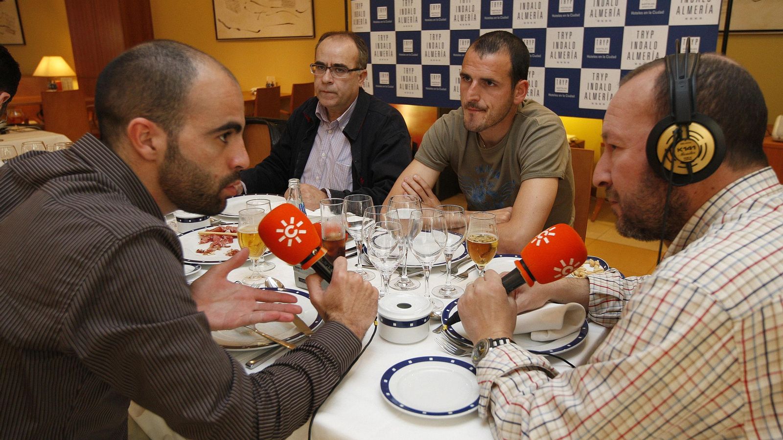 Amérigo con Paco Gregorio, responsable de Deportes de Diario de Almería, Chacho Torres, entonces director de Canal Sur, y Fernando Soriano, capitán de la UDA en aquella época