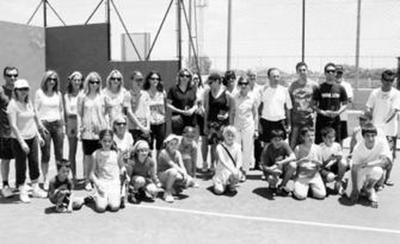 Grupo de alumnos de la escuela de pádel, durante la fiesta celebrada en las instalaciones del club.