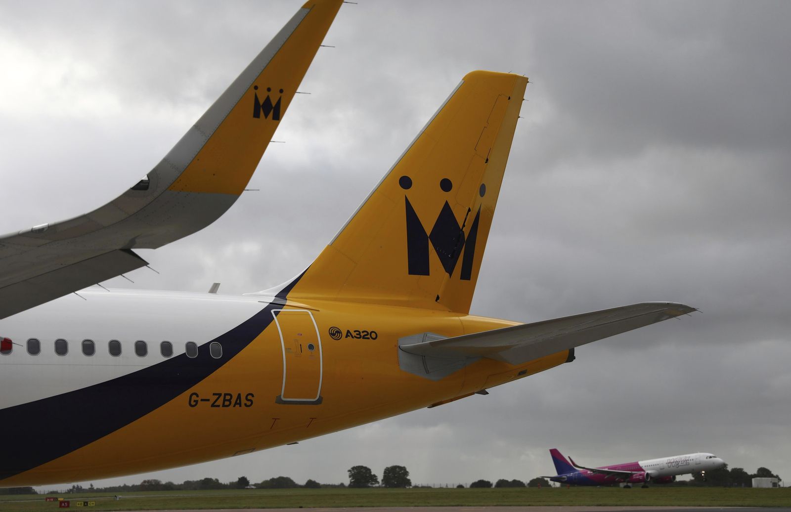 Un avión de Monarch  Airlines  en el aeropuerto de Luton, Reino Unido.