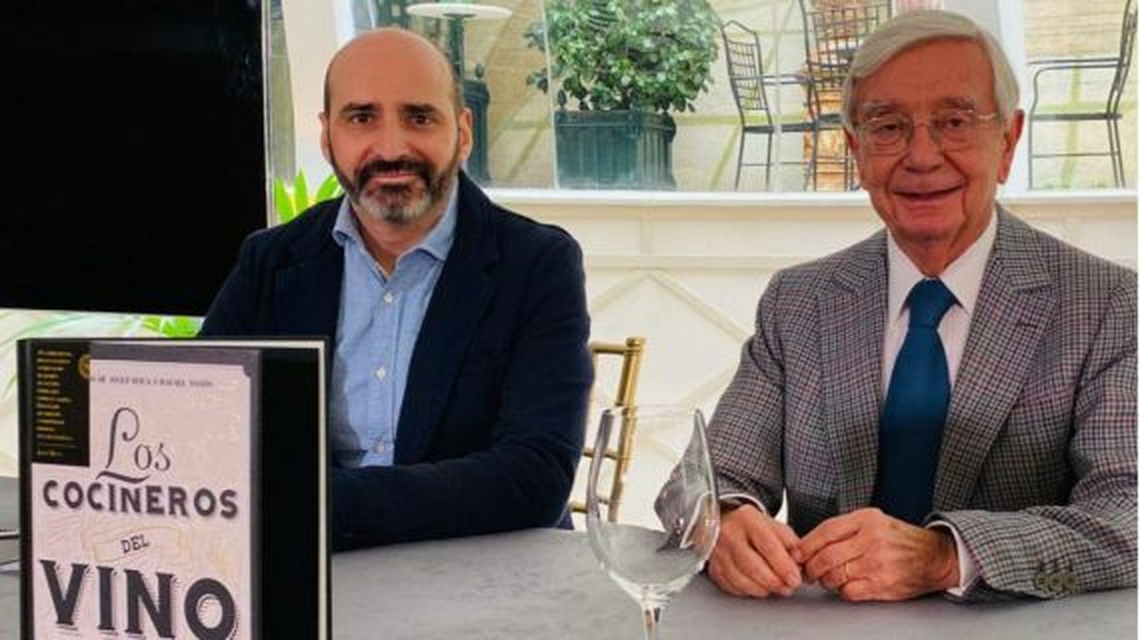 Davis Figueras (de la editorial Planeta Gastro, i.) y Rafael Ansón, en la presentación del libro 'Los cocineros del vino'.