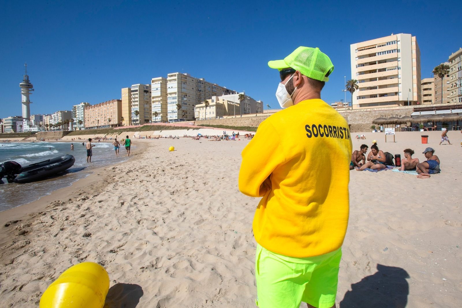 Un socorrista en la playa de Santa María del Mar.