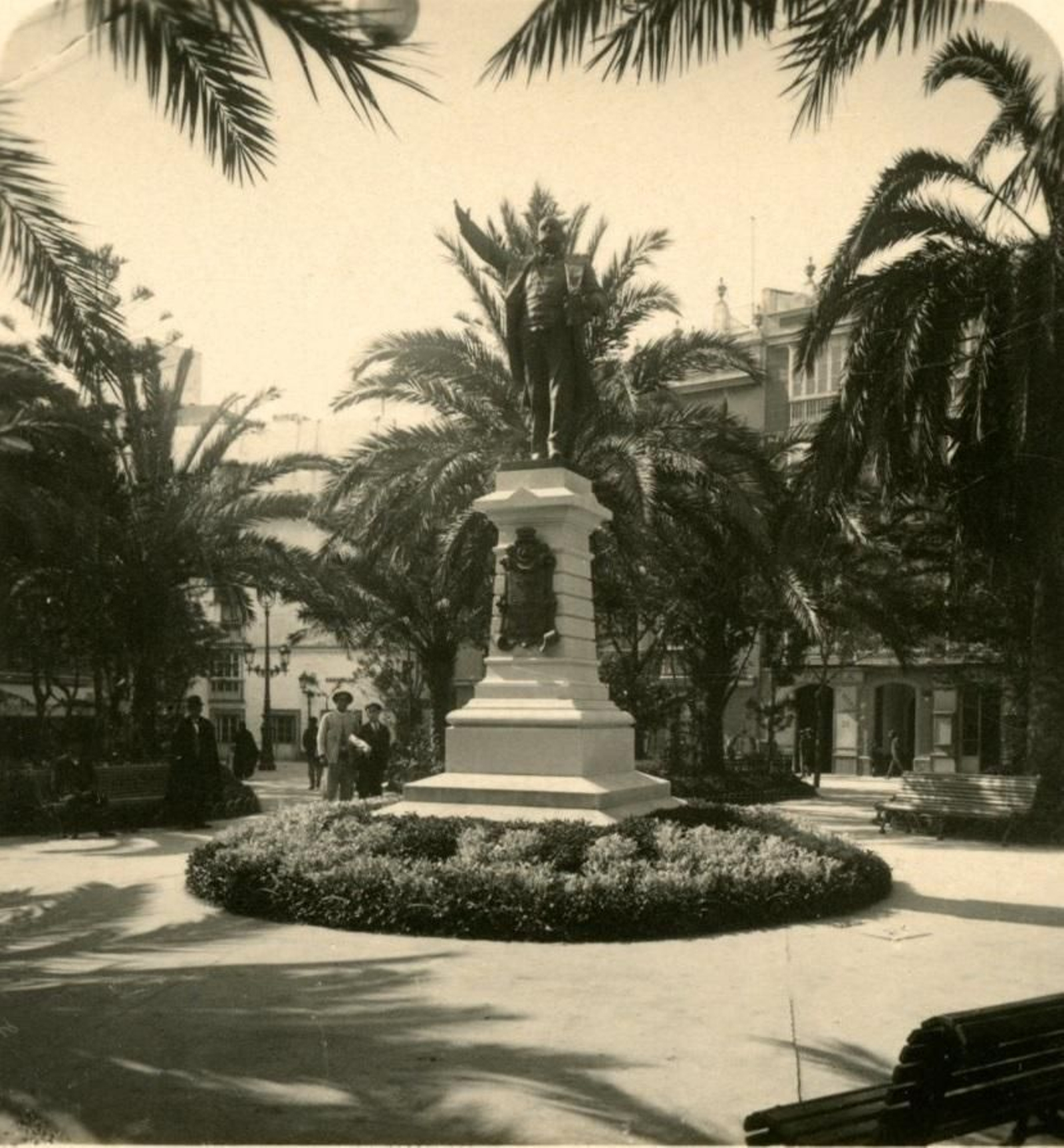 Plaza de Candelaria  con el monumento a  Castelar en una vista  de Alois Beer en 1906.