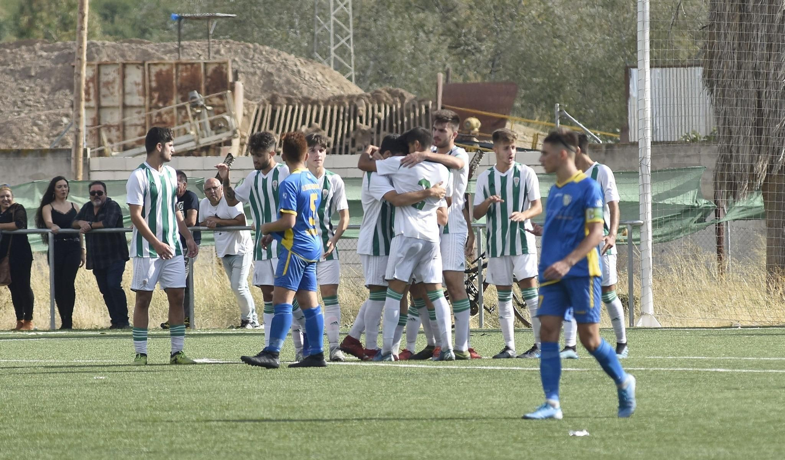 Los jugadores del Córdoba celebran un gol ante los malagueños del Dos Hermanas San Andrés.