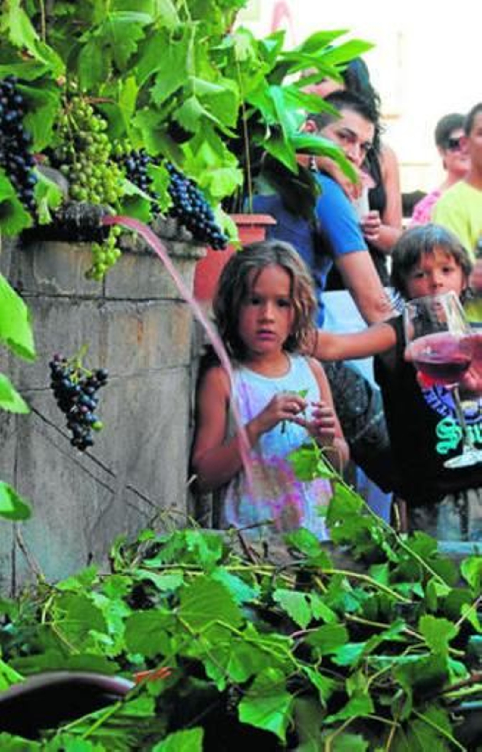 Un chorro de vino tinto emerge del caño de una fuente del Río Nacimiento