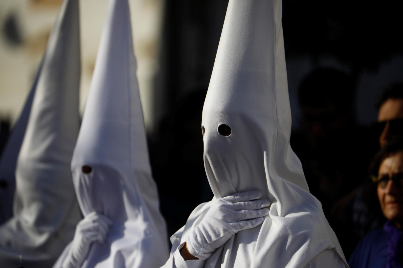 Domingo de Resurrección en Córdoba: la procesión de la hermandad del Resucitado, en imágenes