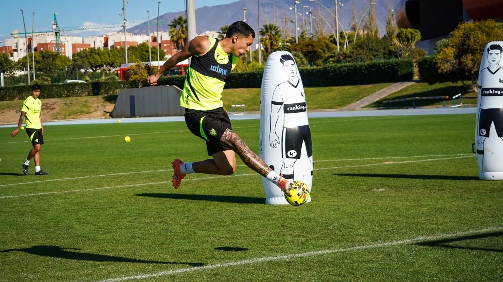 Thalys busca el remate en el entrenamiento del pasado jueves.