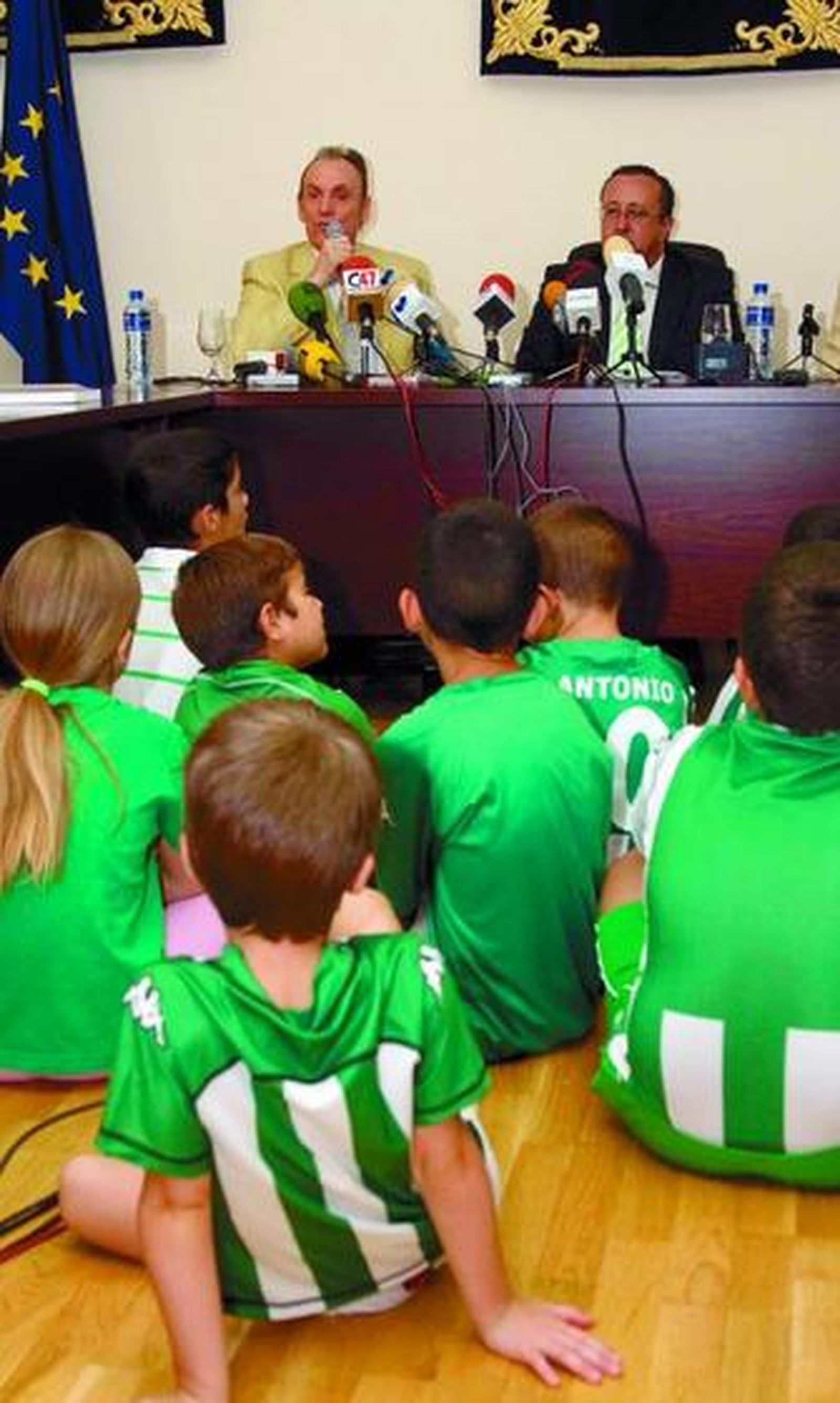 Lopera, junto al alcalde Benacazón, Diego Sánchez, en la presentación de la ciudad del deporte.