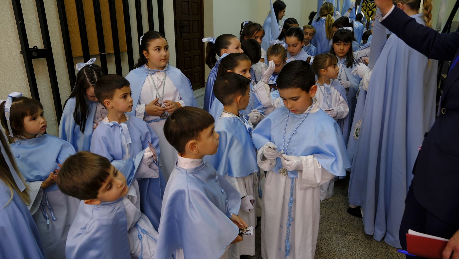 La Procesión de Los Ángeles de sobrepuso a la lluvia, en imágenes