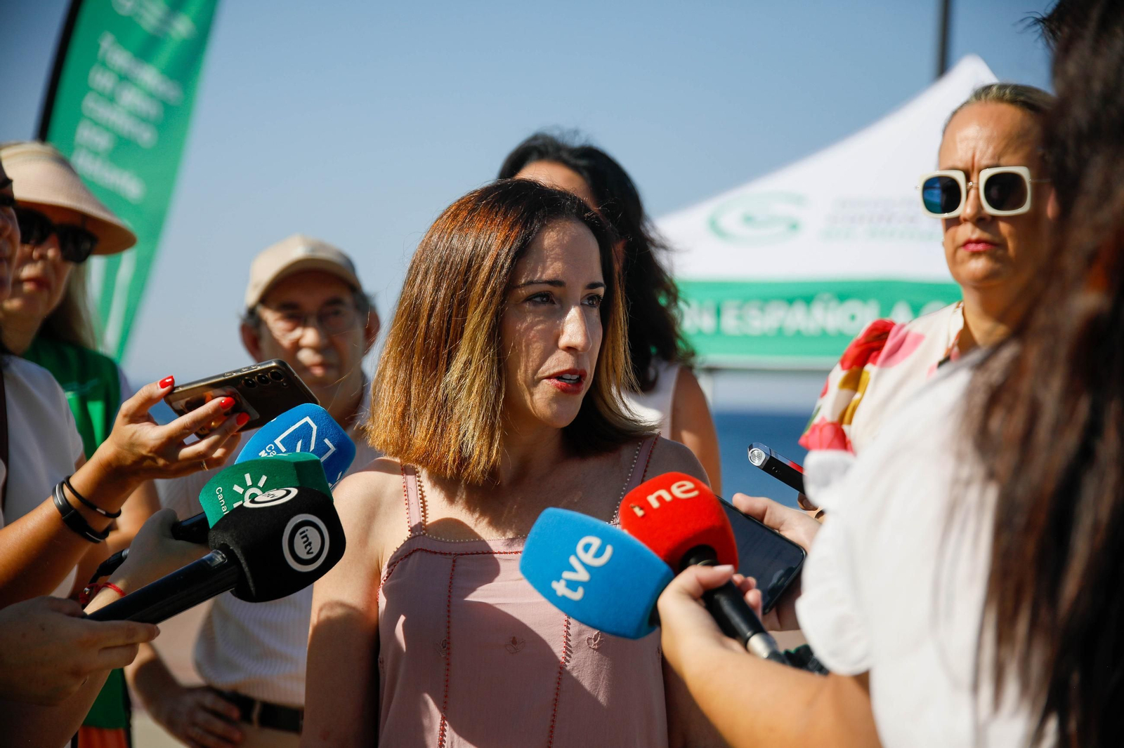 Las imágenes de la carpa informativa sobre prevención del cáncer de piel en Almería