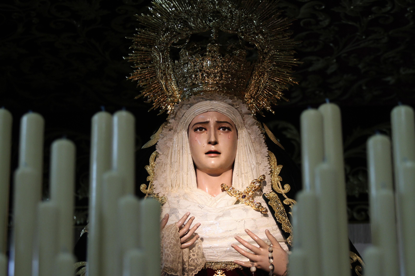 Preparativos de la Virgen del Rocío y la Esperanza de la Hermandad del Calvario