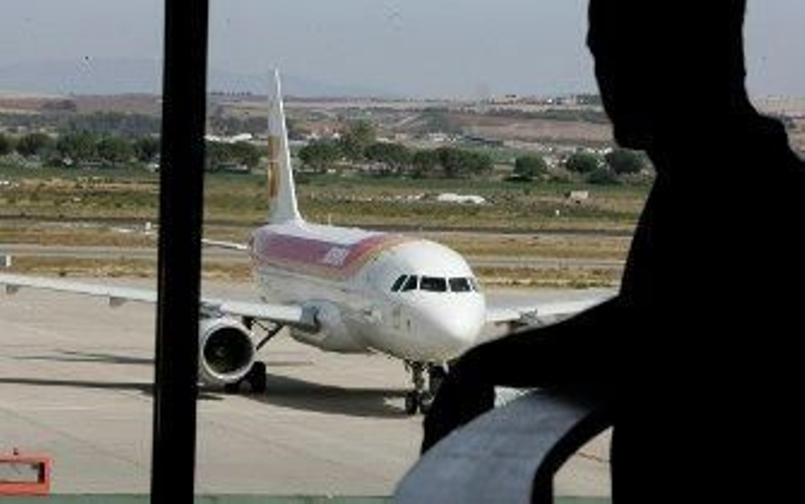 Arrecian las críticas contra Iberia tras suprimir el primer vuelo a Madrid