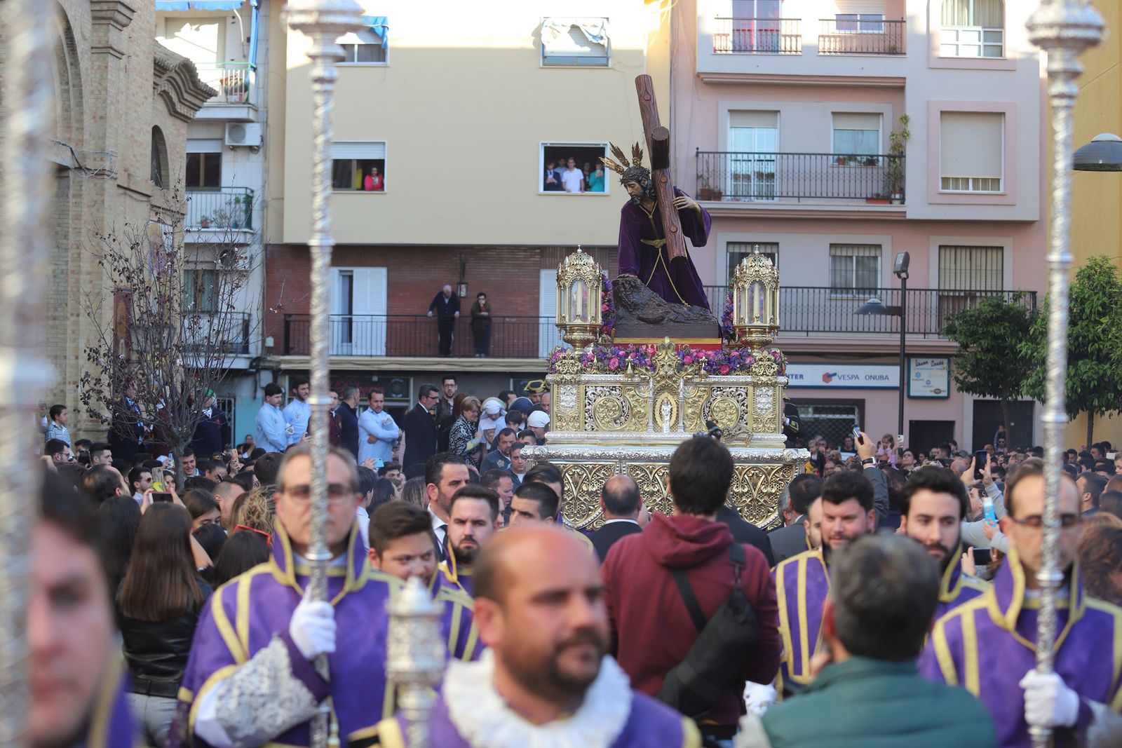 Imágenes del traslado del Cristo de Las Penas en sus Tres Caídas a la Milagrosa