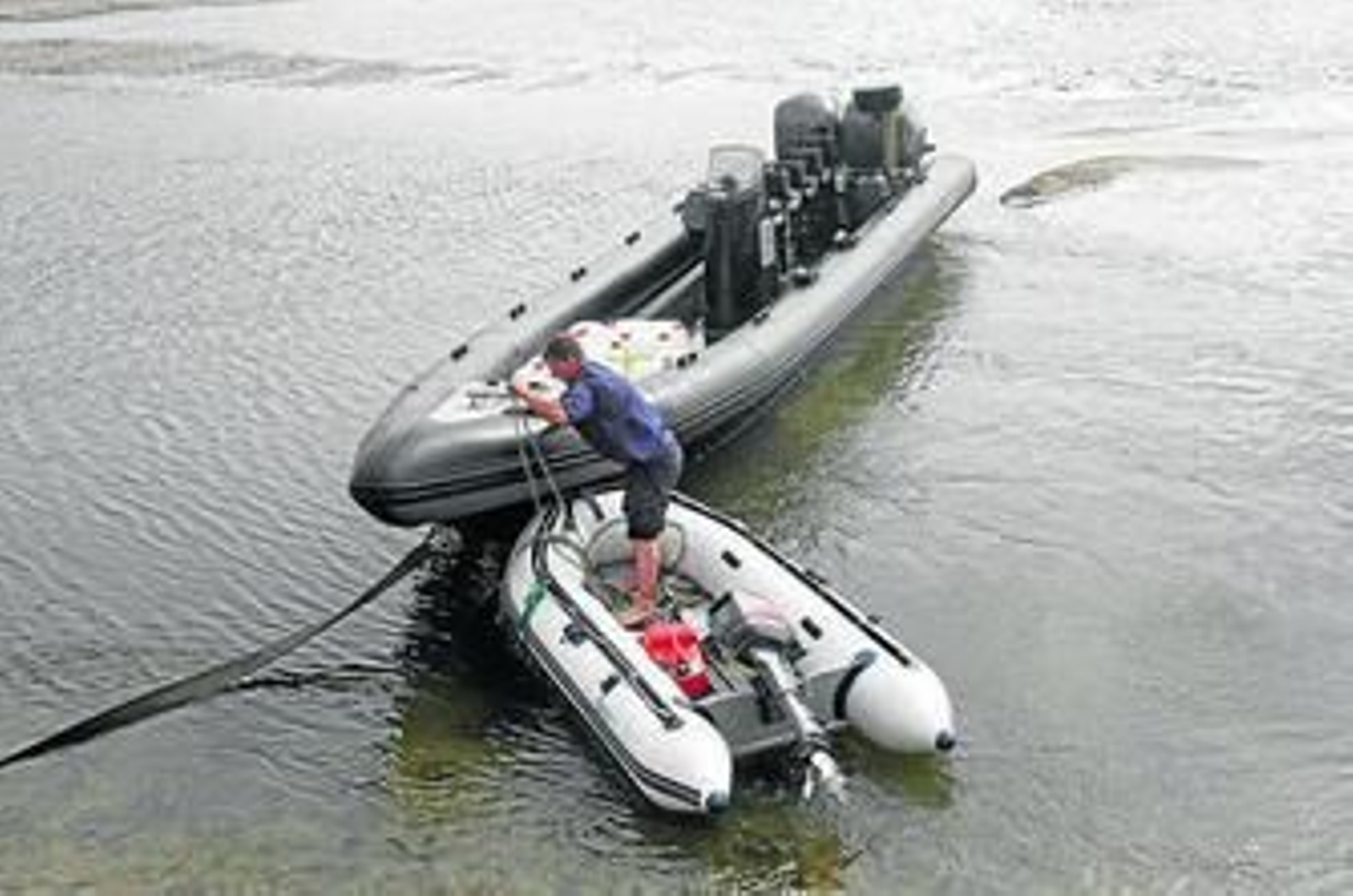 Un agente se acerca a la lancha para arrastrarla hasta la orilla.