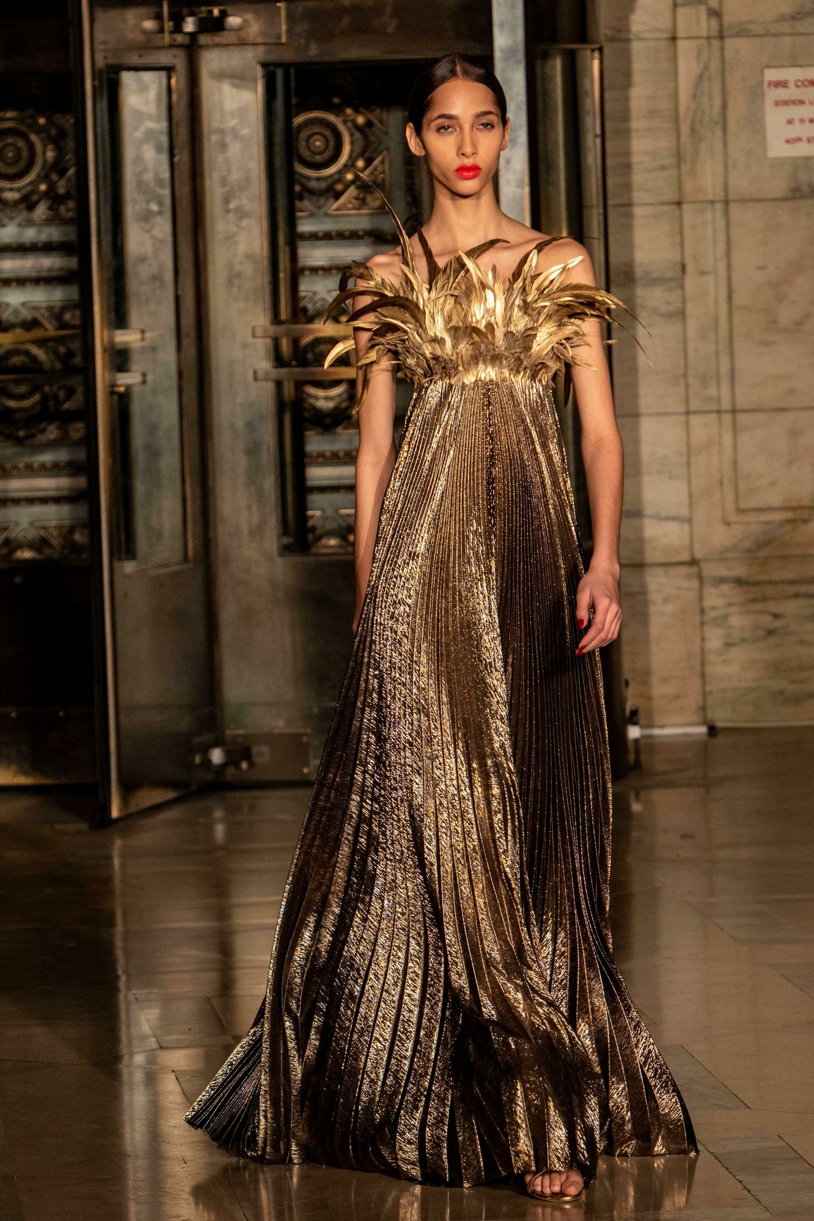 Vestido largo dorado de plumas de Óscar de la Renta.