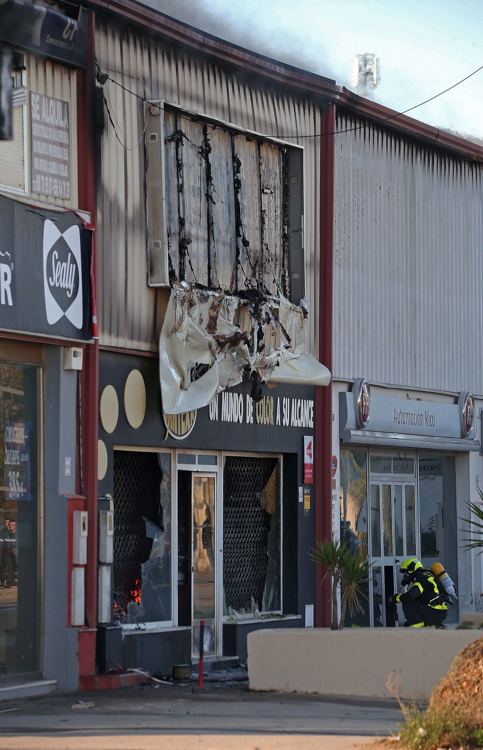 Imágenes del incendio de la nave de pinturas del polígono industrial Zabal Bajo en La Línea