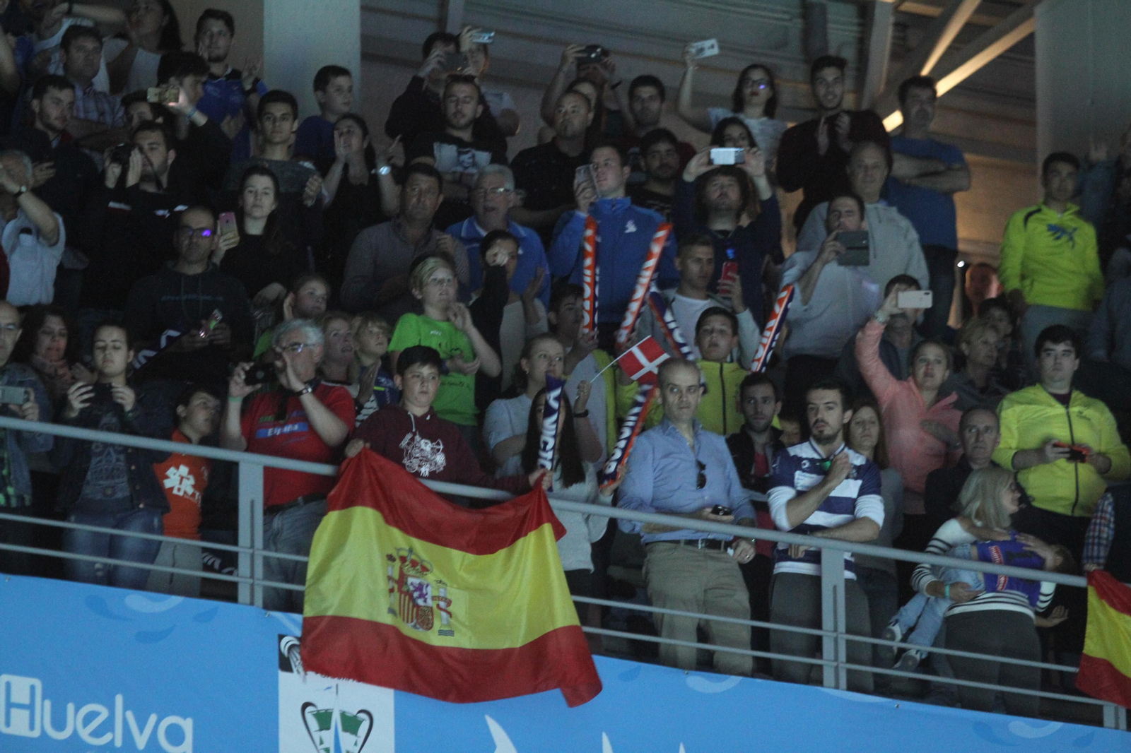 Las gradas del pabellón Carolina Marín se llenaron para ver ganar el oro a la onubense.