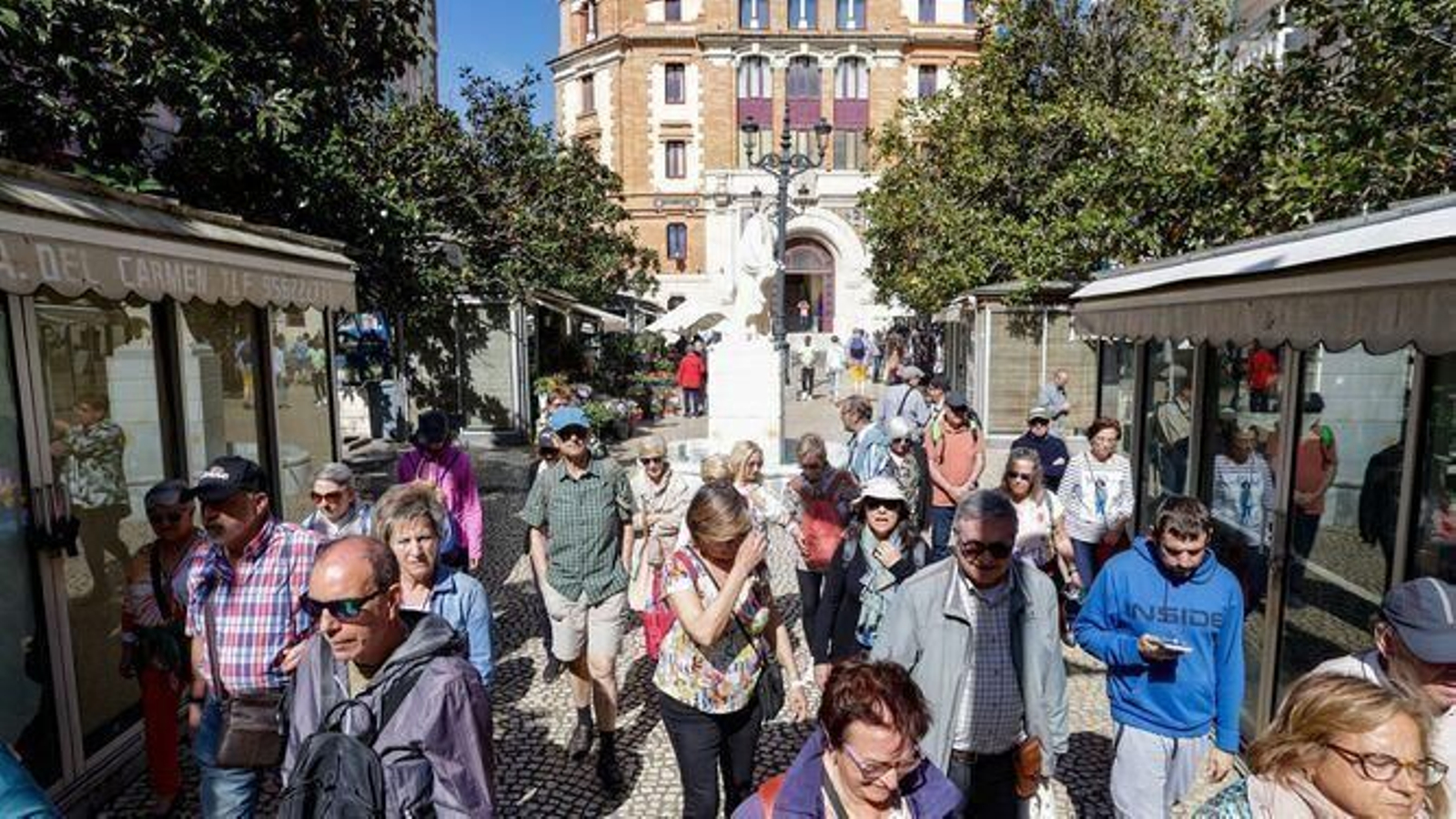 Un grupo de turistas pasea por la plaza de Las Flores.