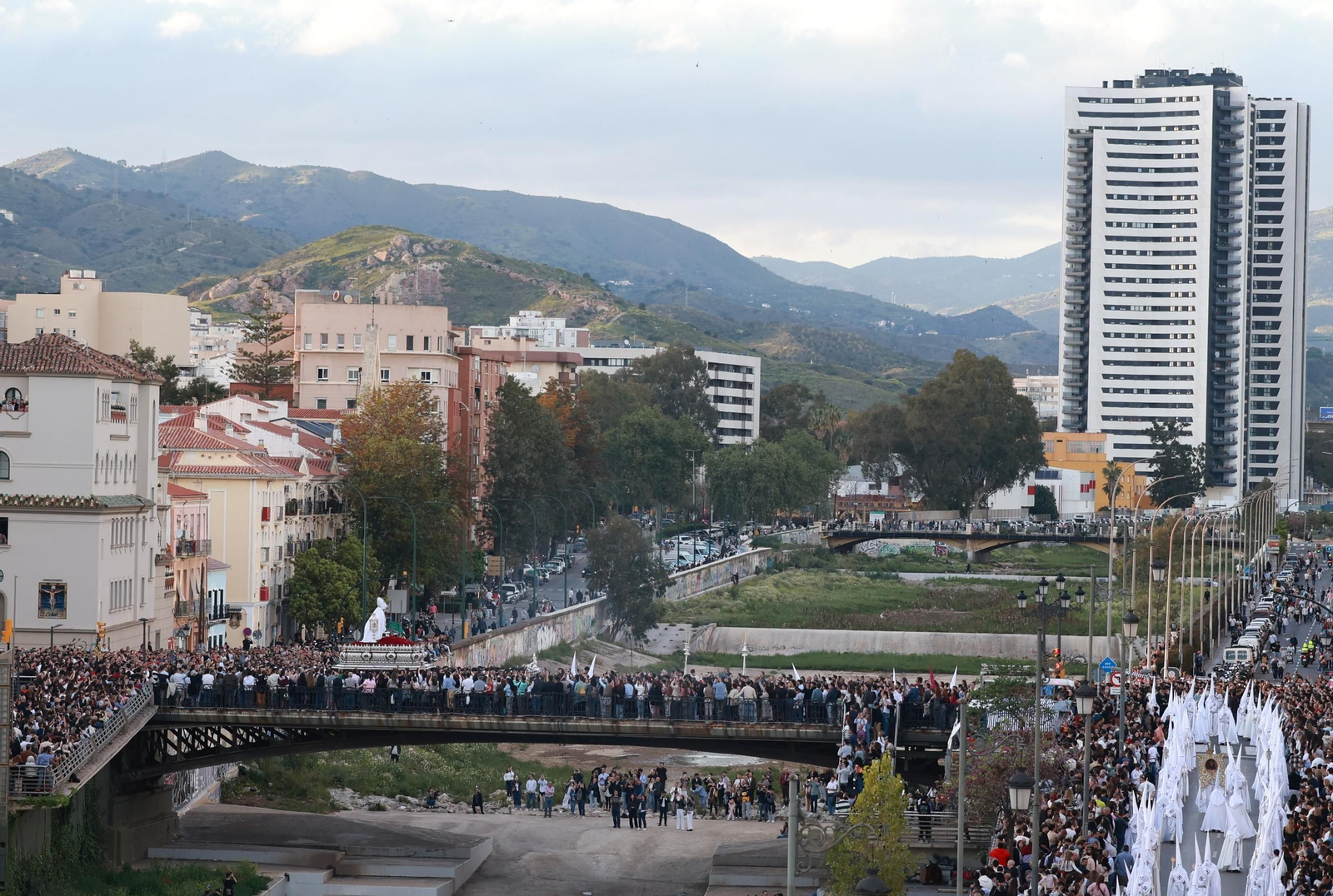 El Cautivo, en su procesión del Lunes Santo en Málaga, en fotos