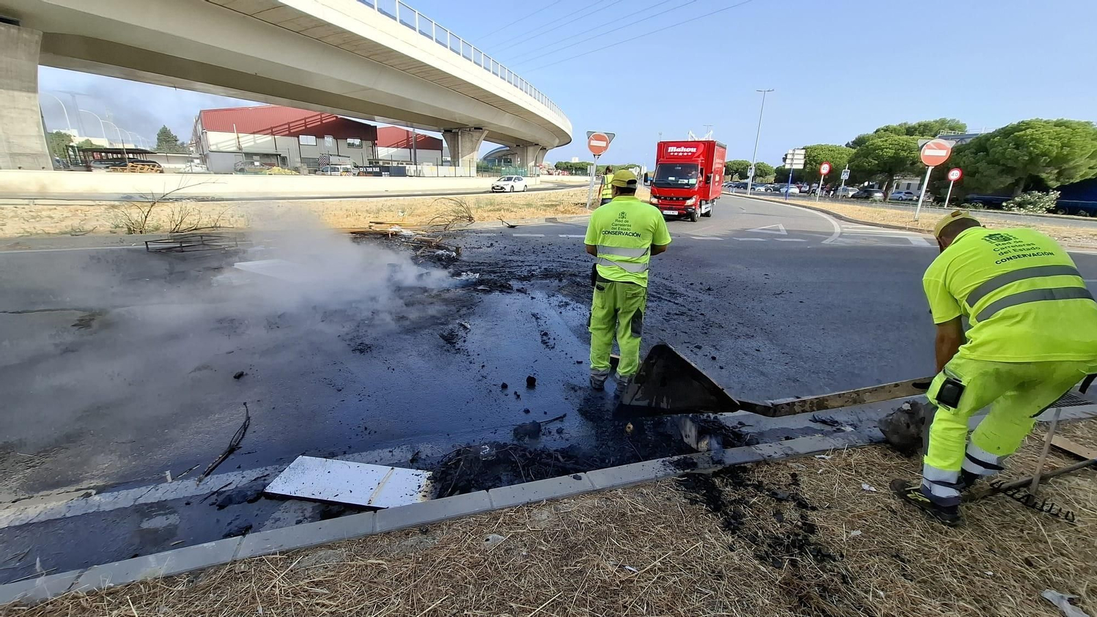 Limpieza tras el corte de la entrada al segundo puente durante la huelga del metal.